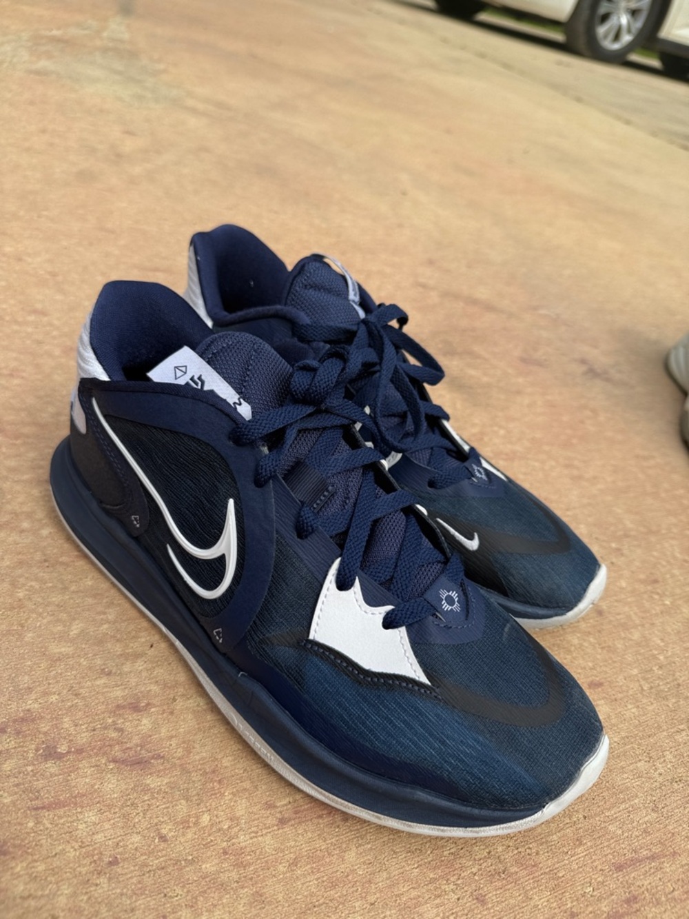 Nike Men's Navy and White Low-Top Basketball Sneakers